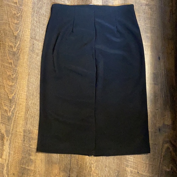 Skirt, black and gold zipper, good condition, too big never worn. - Picture 3 of 4